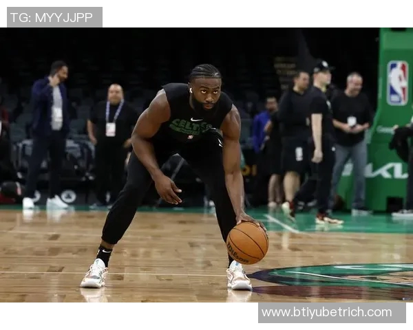 杰伦布朗坚定信念不懈努力助力队友提升表现